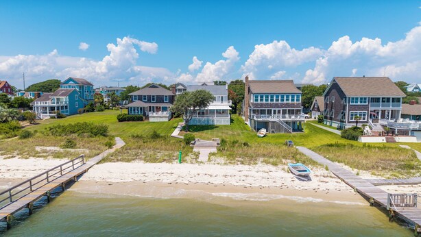 Une zone résidentielle côtière comprenant des maisons, une plage et une jetée.