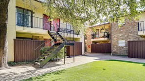 Interior - Walk to Lower Greenville: Couples & Work Retreat (Dallas)