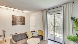 Interior - Walk to Lower Greenville: Couples & Work Retreat (Dallas)
