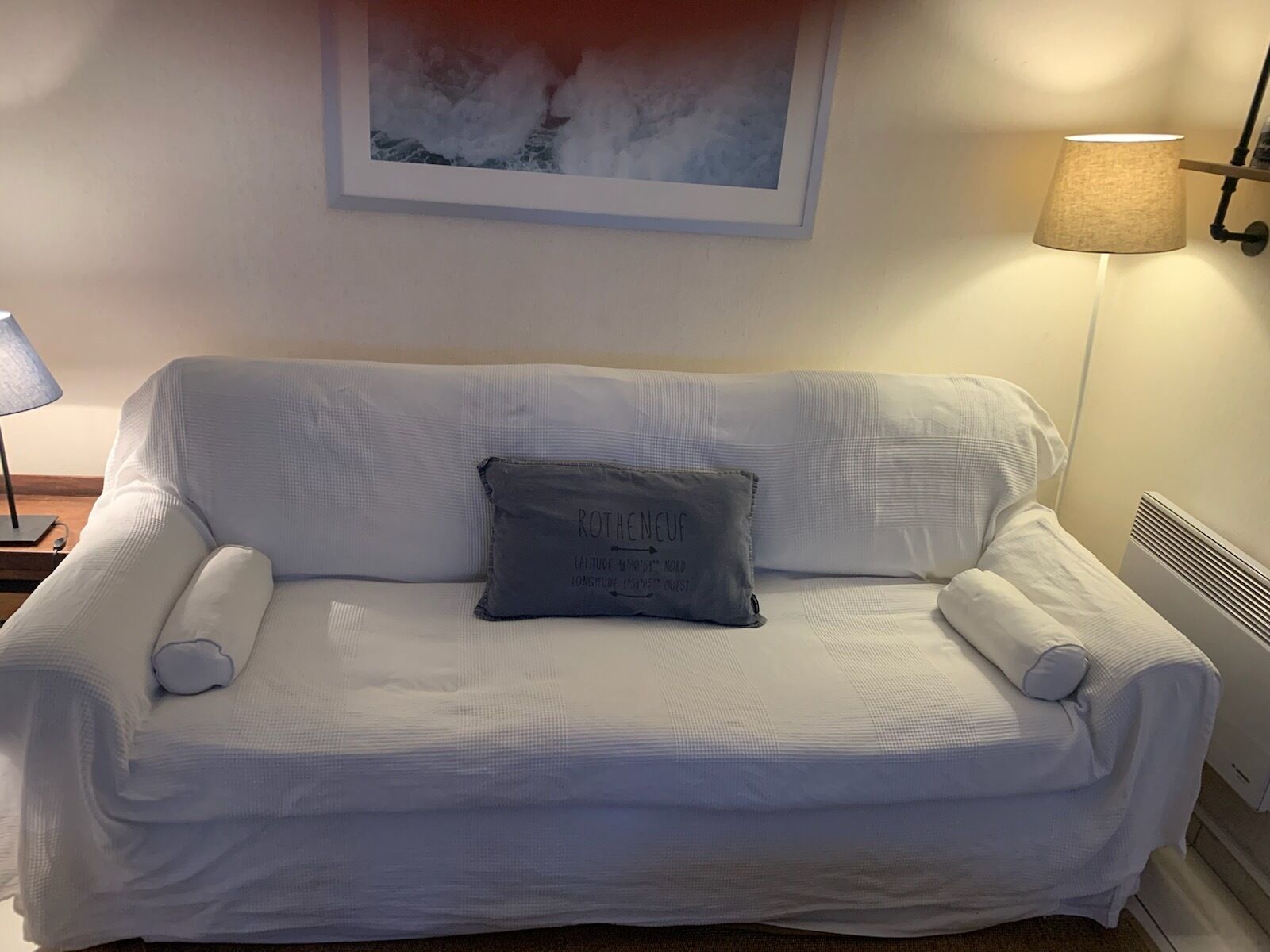 テレビ、DVD プレーヤー、書庫