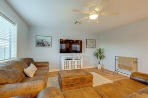 Apartment (1 Bedroom) | Interior - Snowbird Haven! 8 Mi to ASU & Dtwn Tempe (Tempe)