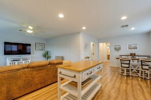 Apartment (1 Bedroom) | Interior - Snowbird Haven! 8 Mi to ASU & Dtwn Tempe (Tempe)