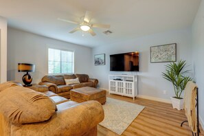 Apartment (1 Bedroom) | Interior - Snowbird Haven! 8 Mi to ASU & Dtwn Tempe (Tempe)