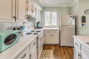 Interior - 1 Mi to Cherry Grove Beach: Quiet Escape w/ Deck (North Myrtle Beach)