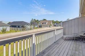 Interior - 1 Mi to Cherry Grove Beach: Quiet Escape w/ Deck (North Myrtle Beach)
