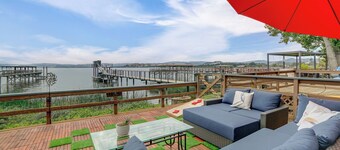 Waterfront Clear Lake Home w/ Game Room & Deck!