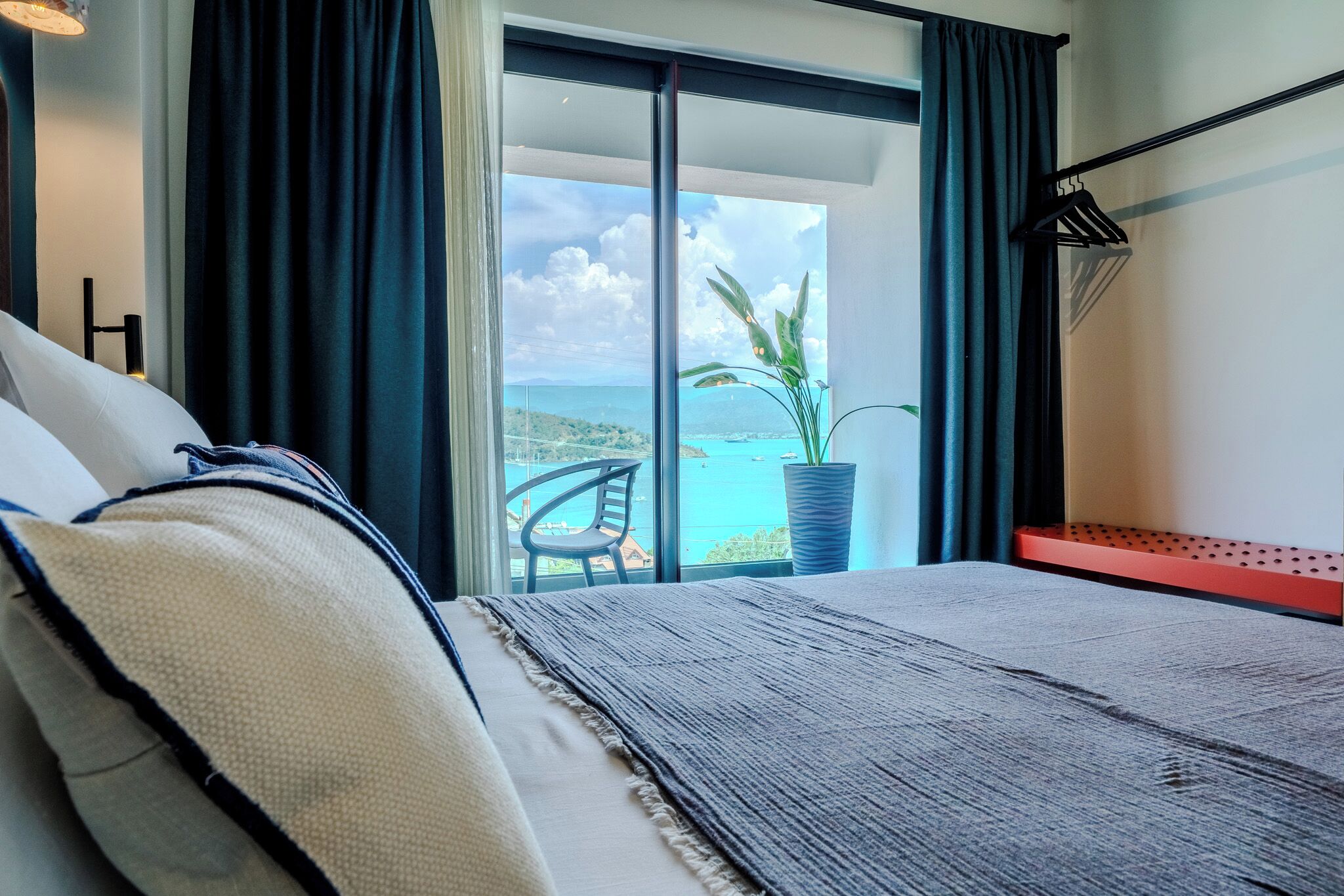 Kamar Double Deluks, balkon, pemandangan laut | Seprai katun Mesir, seprai premium, minibar gratis, dan brankas