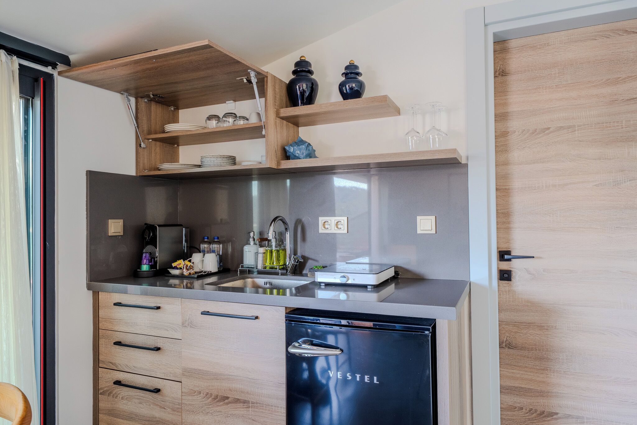 Cafetera expreso, tetera/pava eléctrica, silla alta para bebés