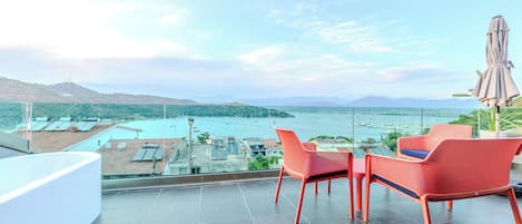 Suite de lujo, vista al mar | Terraza o patio