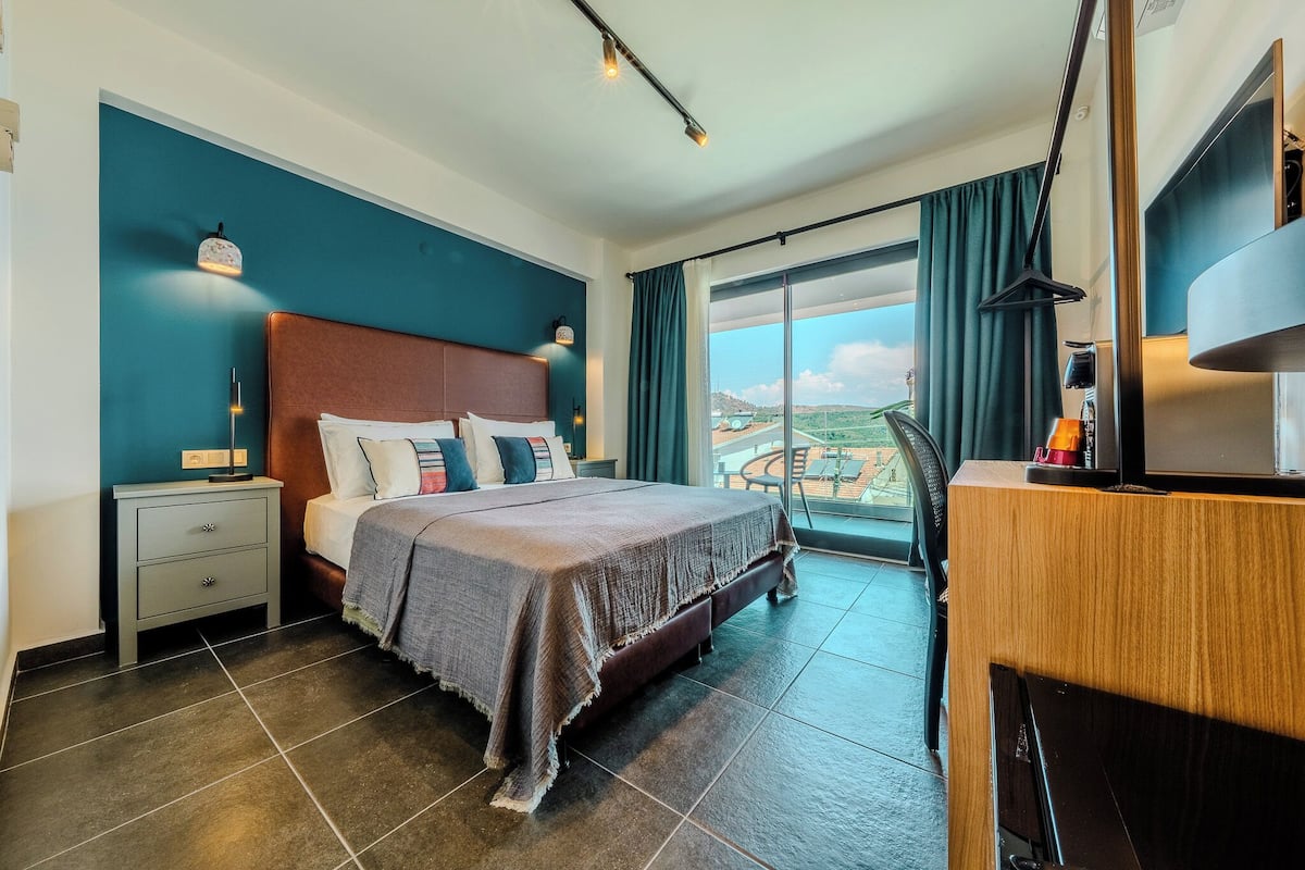 Egyptian cotton sheets, premium bedding, free minibar, in-room safe