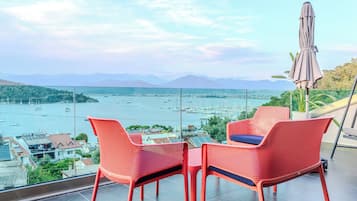 Luxury Suite, Sea View | Egyptian cotton sheets, premium bedding, free minibar, in-room safe