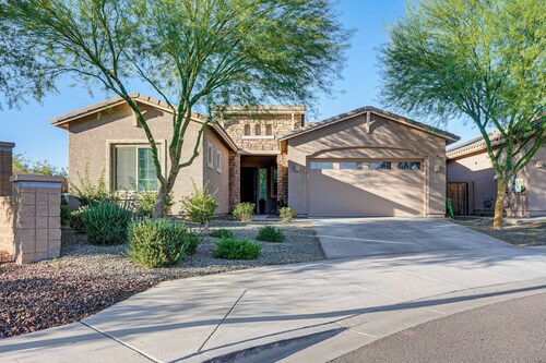 Mtn Views & Private Hot Tub: Buckeye Getaway