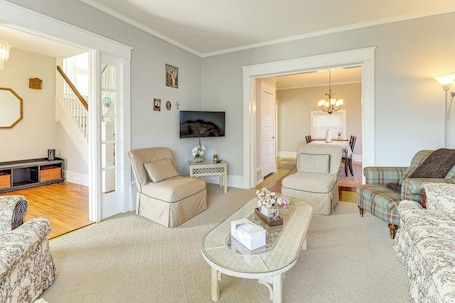 1 Mi to Dtwn & Franciscan University: Home w/ Yard