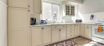 1 Mi to Dtwn & Franciscan University: Home w/ Yard