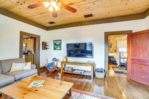 House (2 Bedrooms) | Interior - Walk to Downtown: Winnsboro Historic Home! (Winnsboro)