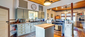 Walk to Downtown: Winnsboro Historic Home!