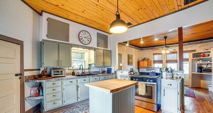 Walk to Downtown: Winnsboro Historic Home!