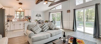 Hot Tub + Game Room: Wooded Poconos Retreat