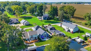 A residential area with houses, a dock, and a small body of water. - Lake Wawasee Family Getaway in Syracuse! (Syracuse)