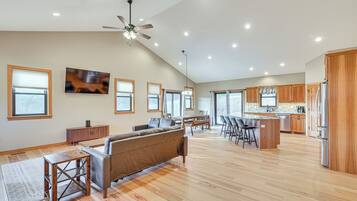 House (3 Bedrooms) | Interior