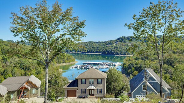 A house with a view of a lake and marina. - 'tookies Retreat' Walk to Mairina! Home w/ Hot Tub (Smithville)