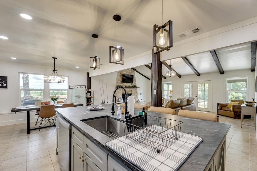 Family Home w/ Covered Patio & Grill in La Grange - Plum, TX