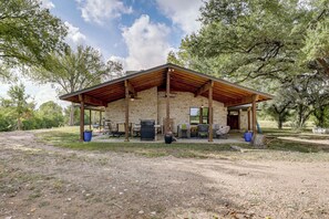 House (4 Bedrooms) | Interior - Family Home w/ Covered Patio & Grill in La Grange (La Grange)