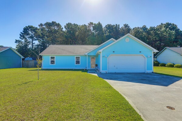 A single-story house with a garage, a small front yard, and a lawn. - 7 Mi to the Hammocks Beach: 3 BD Near Camp Lejeune (Hubert)