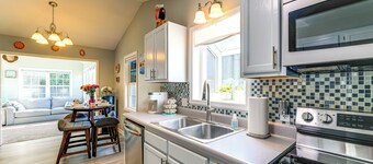 7 Mi to Swansboro Boardwalk: Hubert Rental w/ Yard