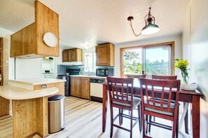 Cottage (3 Bedrooms) | Interior - Quiet Lakefront Retreat < 2 Mi to Heceta Beach! (Florence)