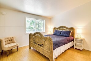 Cottage (3 Bedrooms) | Interior - Quiet Lakefront Retreat < 2 Mi to Heceta Beach! (Florence)