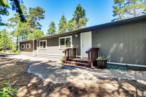 Cottage (3 Bedrooms) | Interior - Quiet Lakefront Retreat < 2 Mi to Heceta Beach! (Florence)