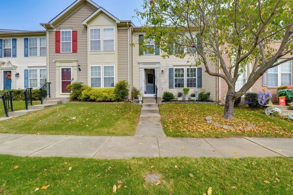 A row of townhouses with a central entrance, a small front yard, and a tree. - Close to Hospital & White Marsh! Rosedale Townhome (Rosedale)