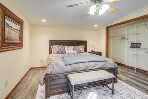 Interior - 1 Mi to Main St! Family Farmhouse in West Unity (West Unity)