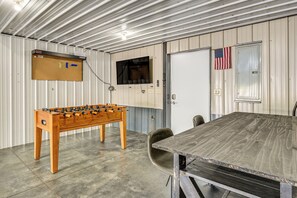 Interior - 1 Mi to Main St! Family Farmhouse in West Unity (West Unity)