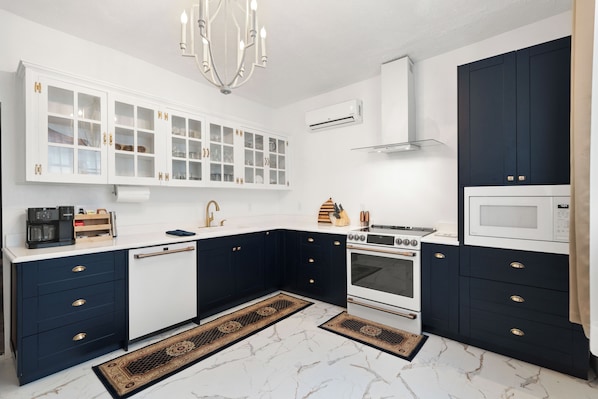 Réfrigérateur, four à micro-ondes, un four, surface de cuisson
