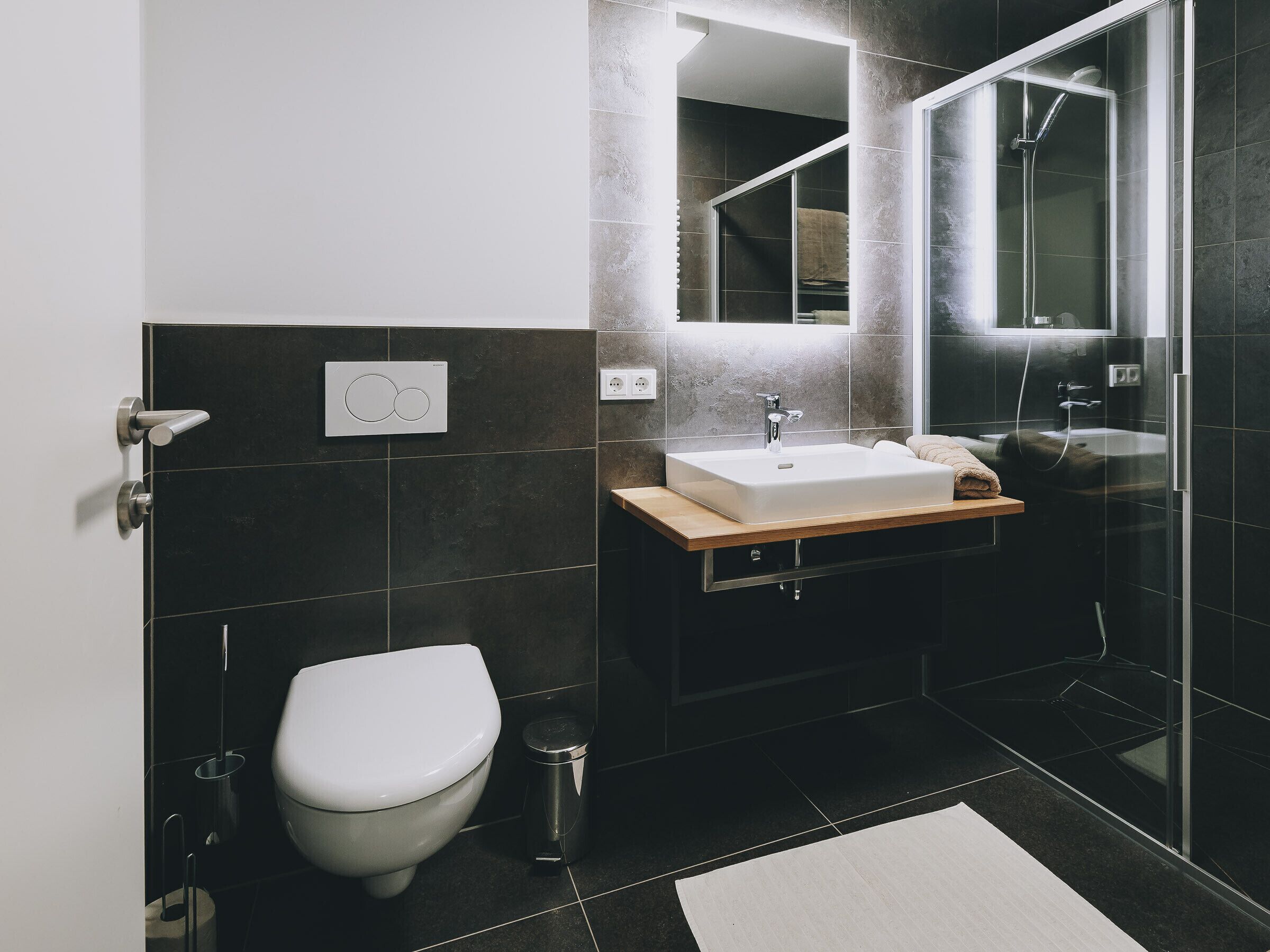 Dusche, Haartrockner, Handtücher, Seife