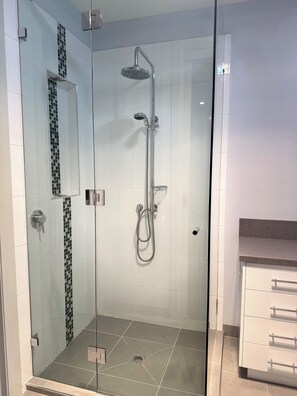 Shower, hair dryer, towels, soap - comfort, serenity, and family togetherness await (Wallan)