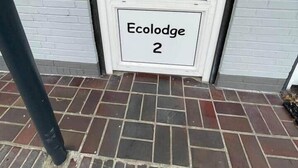A door with a frosted glass panel and a sign reading "Ecolodge 2". - EcoLodge2 (Oesterdeichstrich)