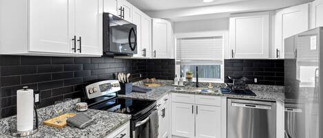 Kühlschrank, Mikrowelle, Ofen, Herdplatte