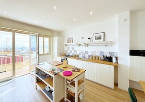 Appartement de base, vue sur la mer | Cuisine privée | Bouilloire électrique