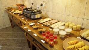 A buffet setup with various food items and beverages. - Recanto das Libelulas pousada (Tiradentes)