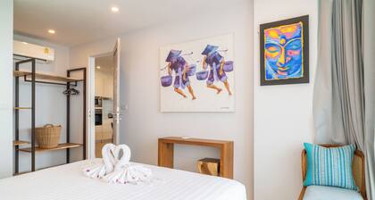 Cozy 2-Bed Apt by the Sea & Beach KBR37