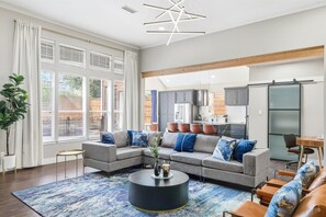 TV, peis og kontorer