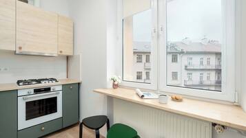 Refrigerador, horno, parrilla de estufa y utensilios de cocina