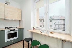Fridge, oven, stovetop, cookware/dishes/utensils - Chodkiewicza 1 Rzeszów | Traditional Apartment with Two Bedrooms Close to the Park, River and Market (Rzeszów)