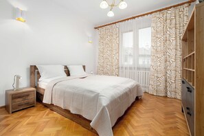 2 habitaciones, tabla de planchar con plancha, cuna de viaje y wifi 