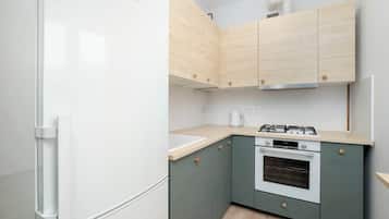 Geladeira, fogão, cooktop, talheres/pratos/utensílios de cozinha