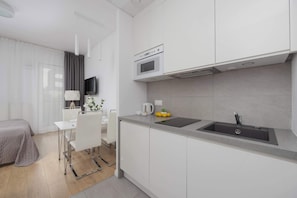 Fridge, microwave, stovetop, dishwasher