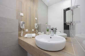 Ducha, secador de pelo, toallas, shampoo
